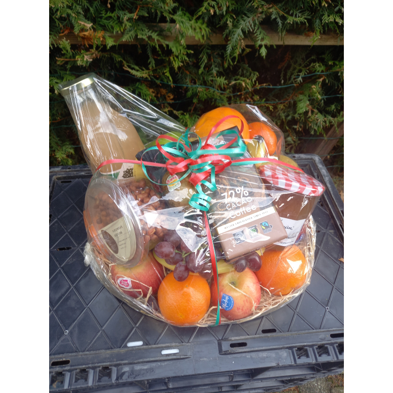 Fruitmand € 35,00. UITSLUITEND OP BESTELLING. FOTO IS EEN INDICATIE. FRUITMAND WORD GEMAAKT MET FRUIT DAT OP DAT MOMENT BESCHIKBAAR IS.